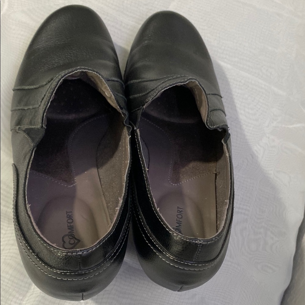Classic Black Leather Flats Timeless Slip-On Design - Picture 3 of 11